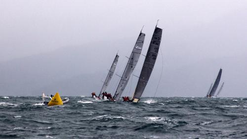 Vento forte, mar bravo e chuva marcaram a regata dessa terça-feira