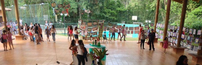 Alunos apresentam exposição Arte no Varal em escola de Ilhabela